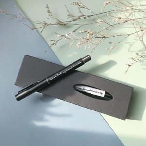 【團購商品，100支起做】高師大校名草寫輕巧原子筆_迷霧黑(手工盒需另加購)